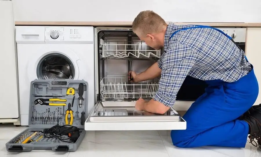 Cumayeri Hoover servisi teknisyen ekibi beyaz eşya tamiri yaparken